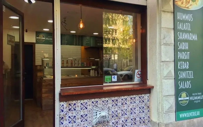 מסעדת עץ זית - מסעדה ישראלית בבודפשט (התמונה : מדך ה- Facebook של המסעדה) מסעדת עץ זית - מסעדה ישראלית בבודפשט (התמונה : מדך ה- Facebook של המסעדה)