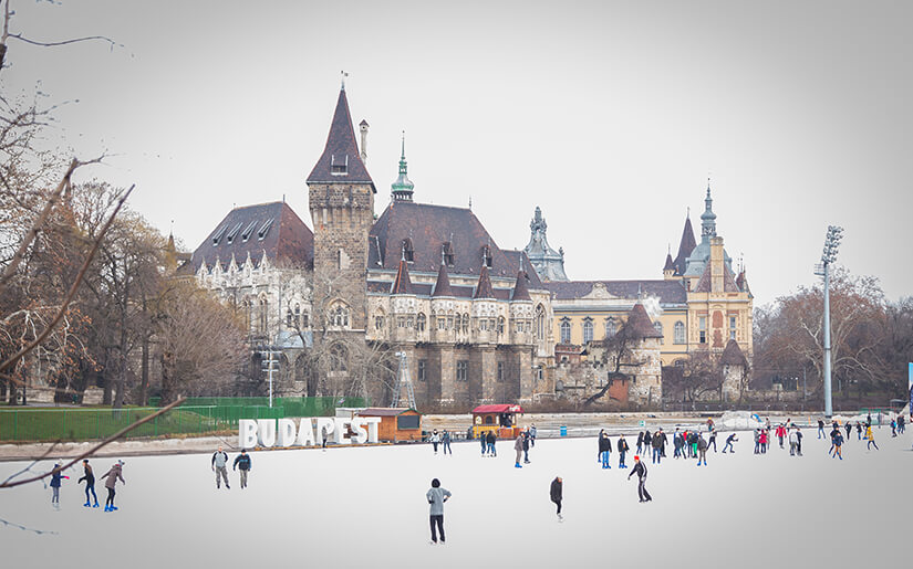 החלקה על הקרח בבודפשט - Ice Rink in Budapest City Park