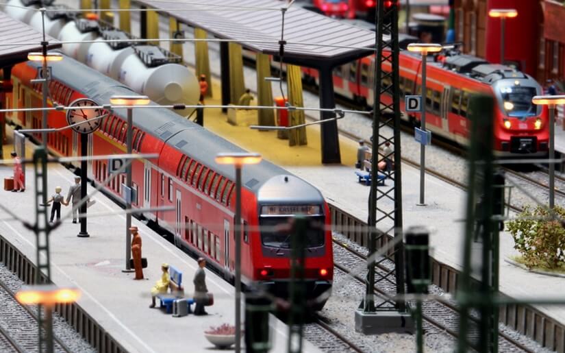 רכבות חשמליות נוסעות על המסילות  |  Photo by: Miniversum